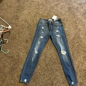 Size 9/28 Kancan jeans